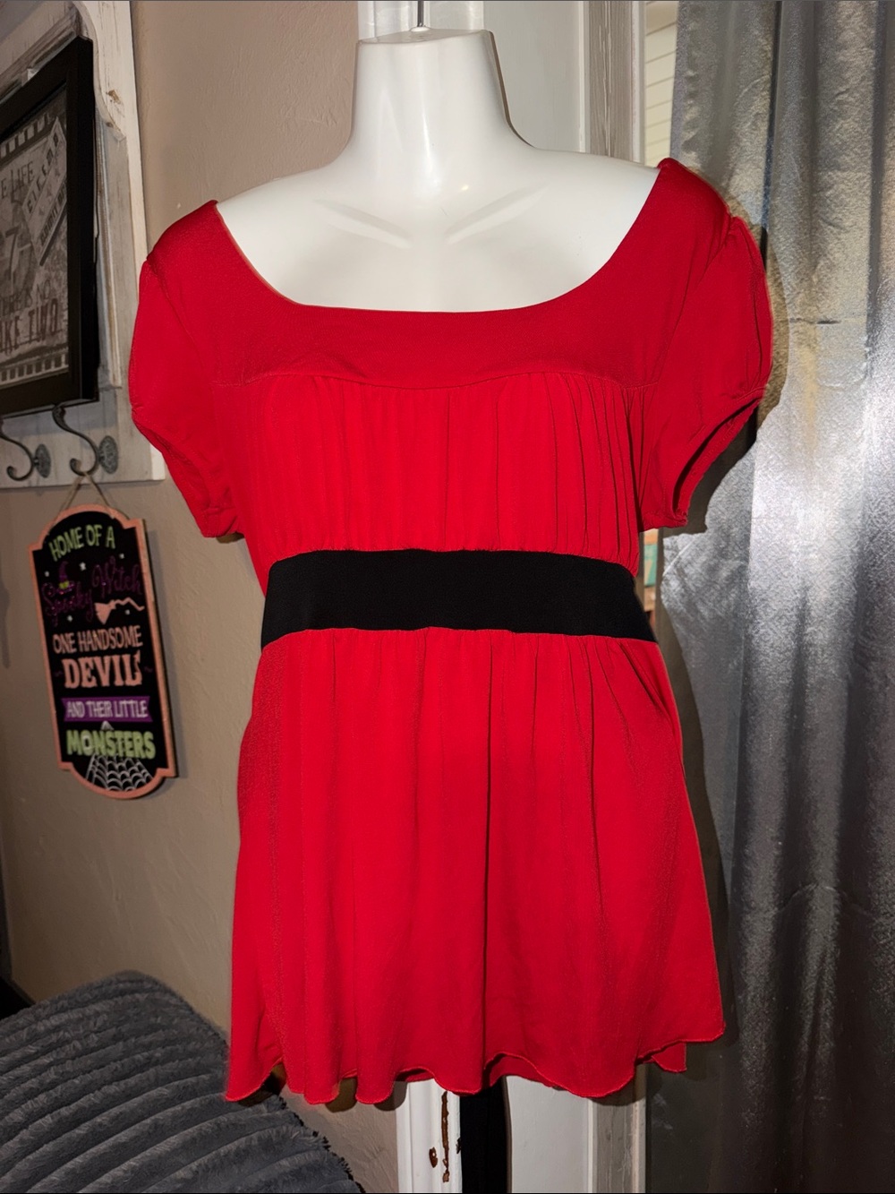 Women’s vintage Red Women's Short-Sleeve Scoop Neck Top with Black Waistband LG